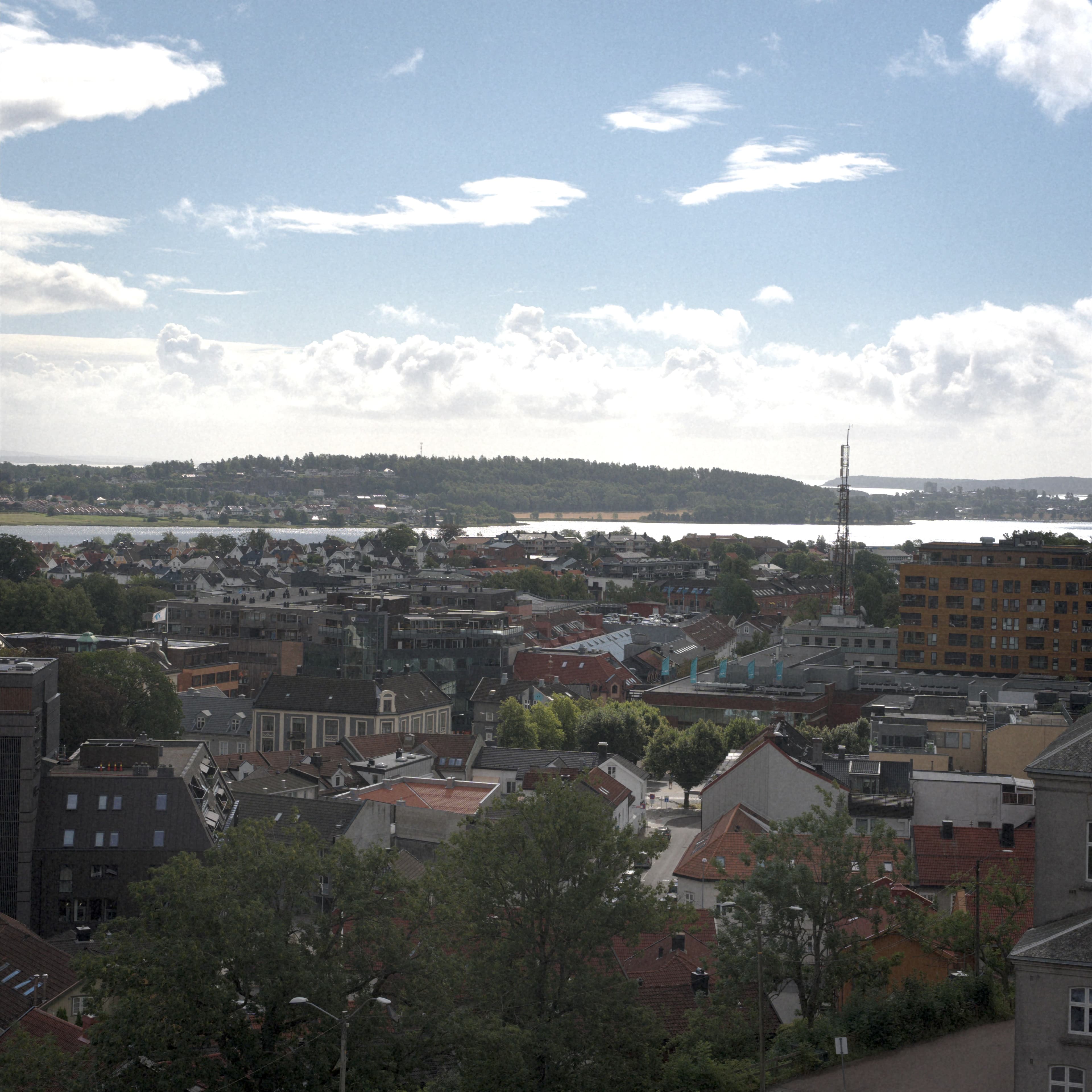 Gatebilde fra Tønsberg sentrum om kvelden